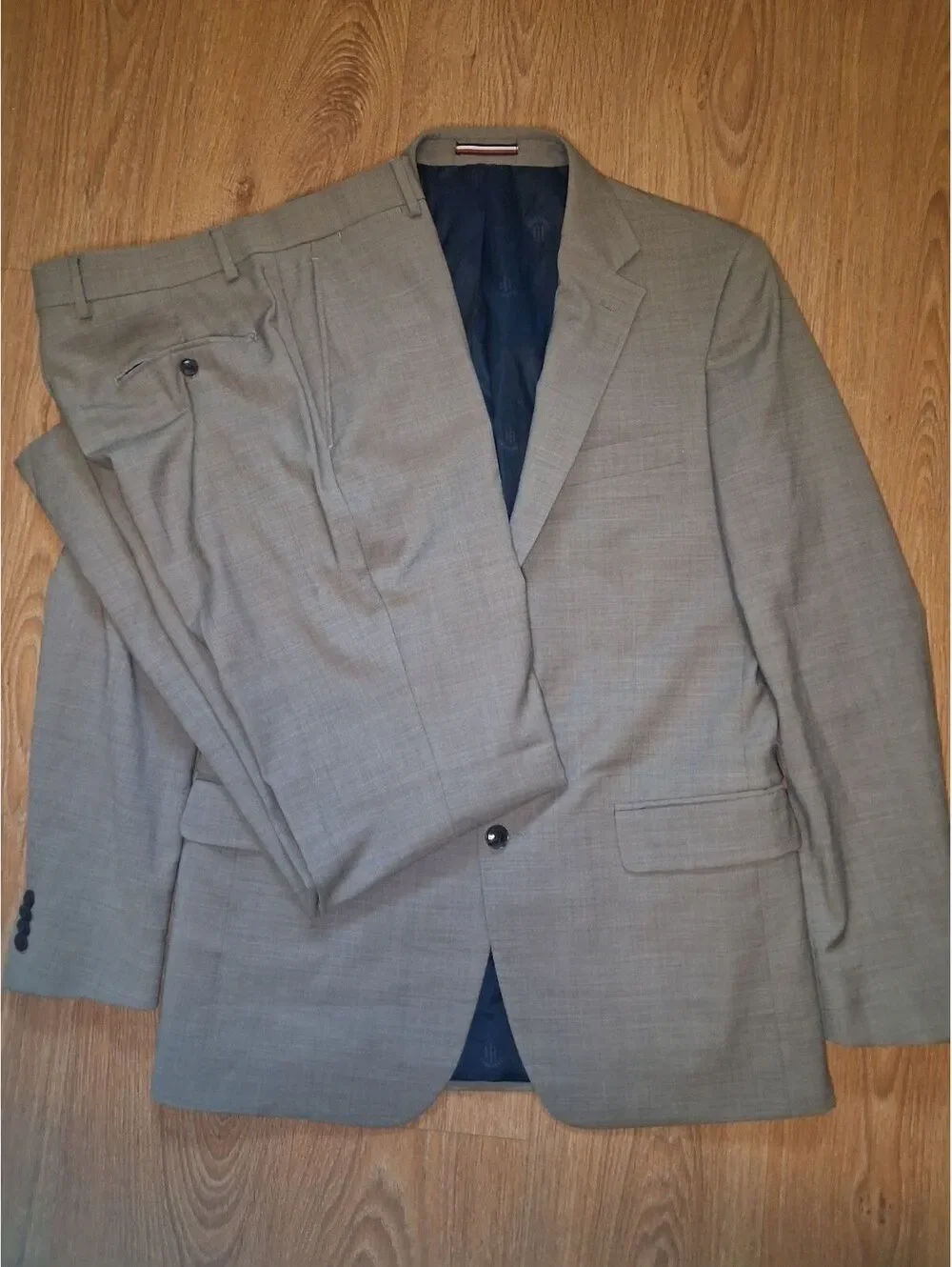 Tommy Hilfiger 2 Piece Suit Mens 40L 32x32 Beige Sharkskin
